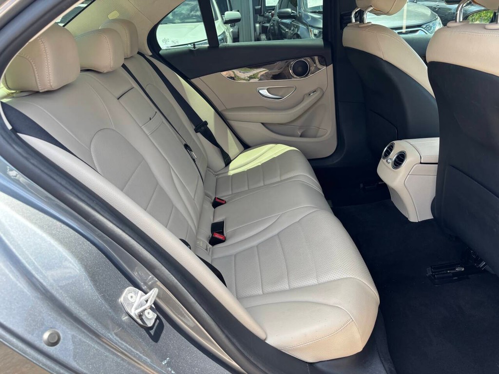 Mercedes-Benz C-Class Vehicle Full-screen Gallery Image 16
