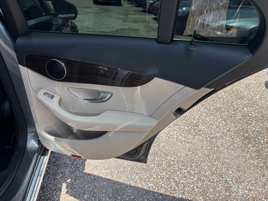 Mercedes-Benz C-Class Vehicle Full-screen Gallery Image 17