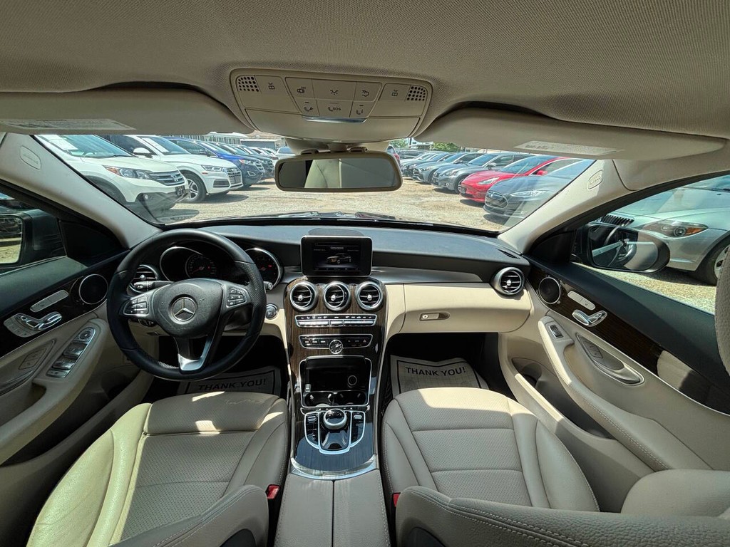 Mercedes-Benz C-Class Vehicle Full-screen Gallery Image 19