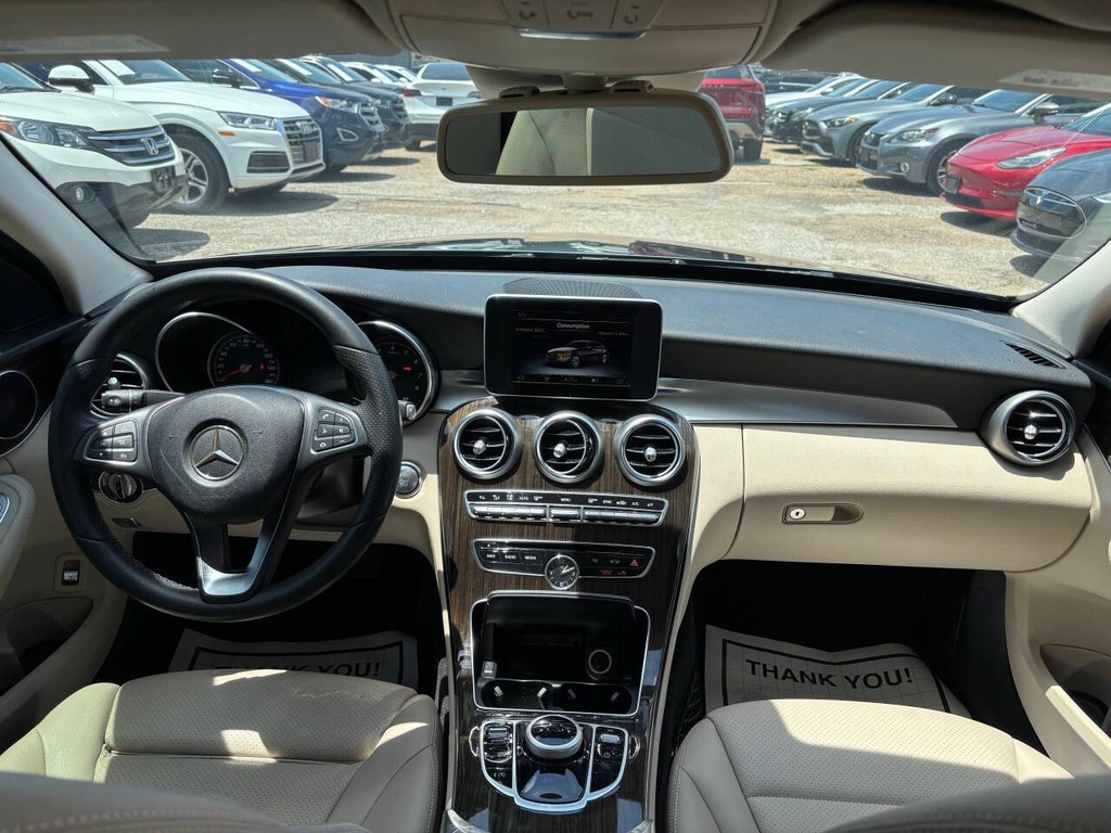 Mercedes-Benz C-Class Vehicle Full-screen Gallery Image 20