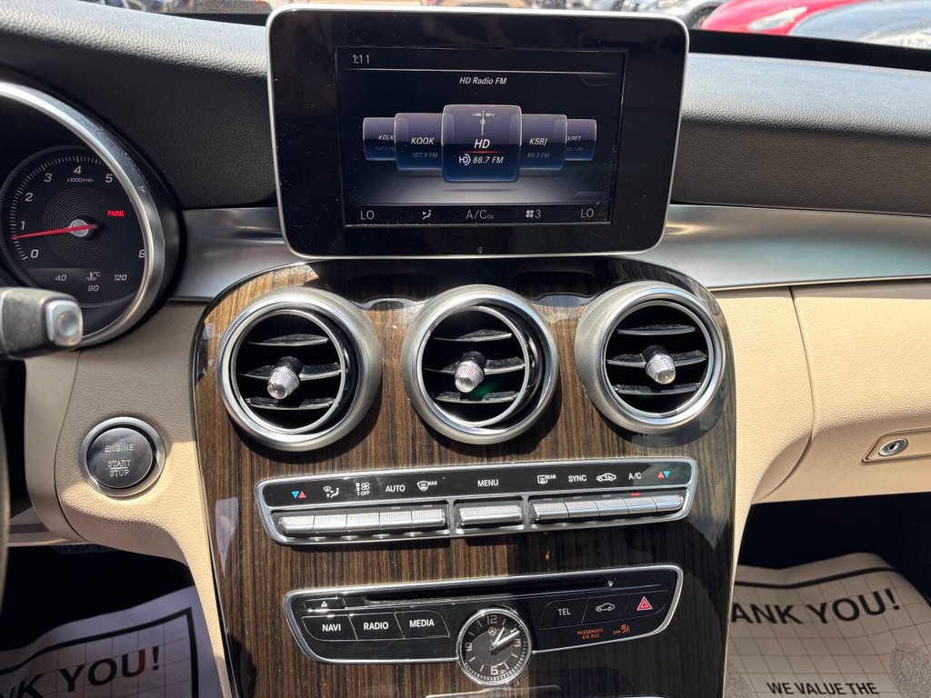 Mercedes-Benz C-Class Vehicle Full-screen Gallery Image 21