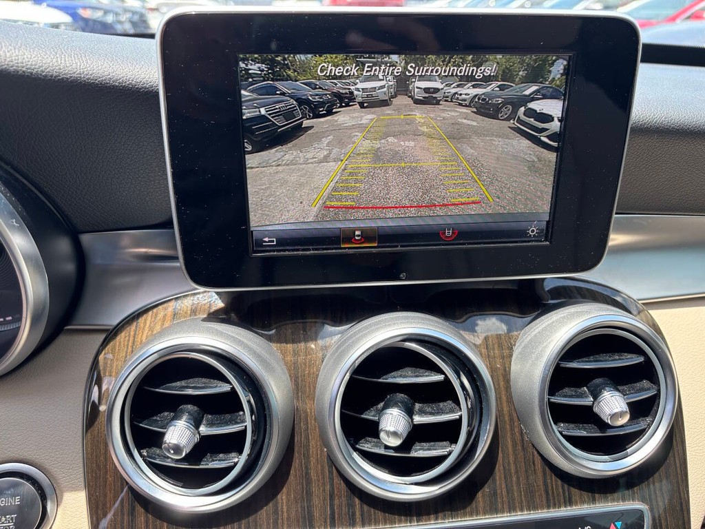 Mercedes-Benz C-Class Vehicle Full-screen Gallery Image 22