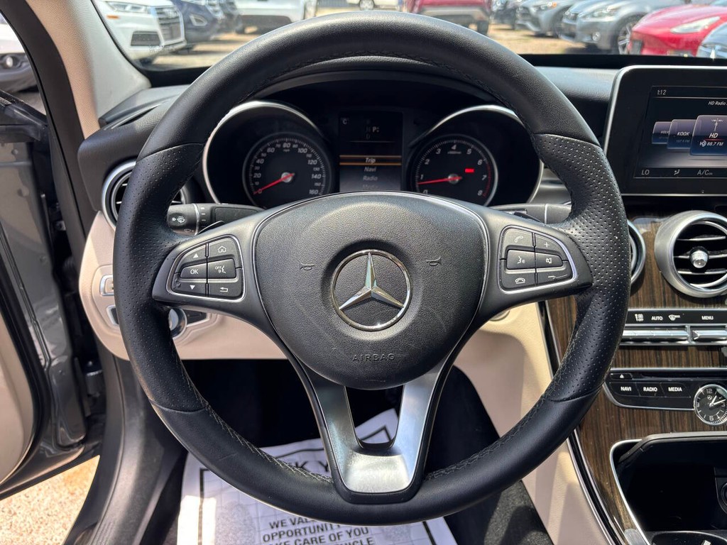 Mercedes-Benz C-Class Vehicle Full-screen Gallery Image 24