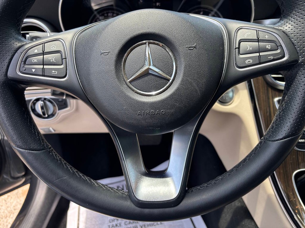 Mercedes-Benz C-Class Vehicle Full-screen Gallery Image 25