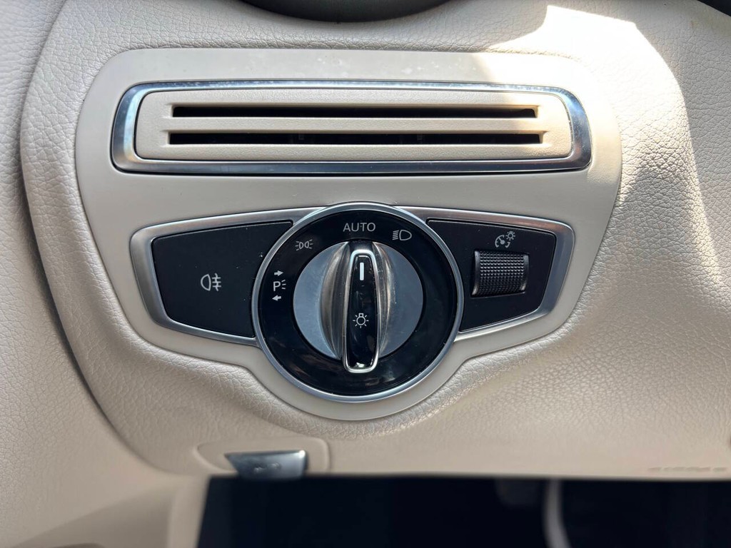 Mercedes-Benz C-Class Vehicle Full-screen Gallery Image 26