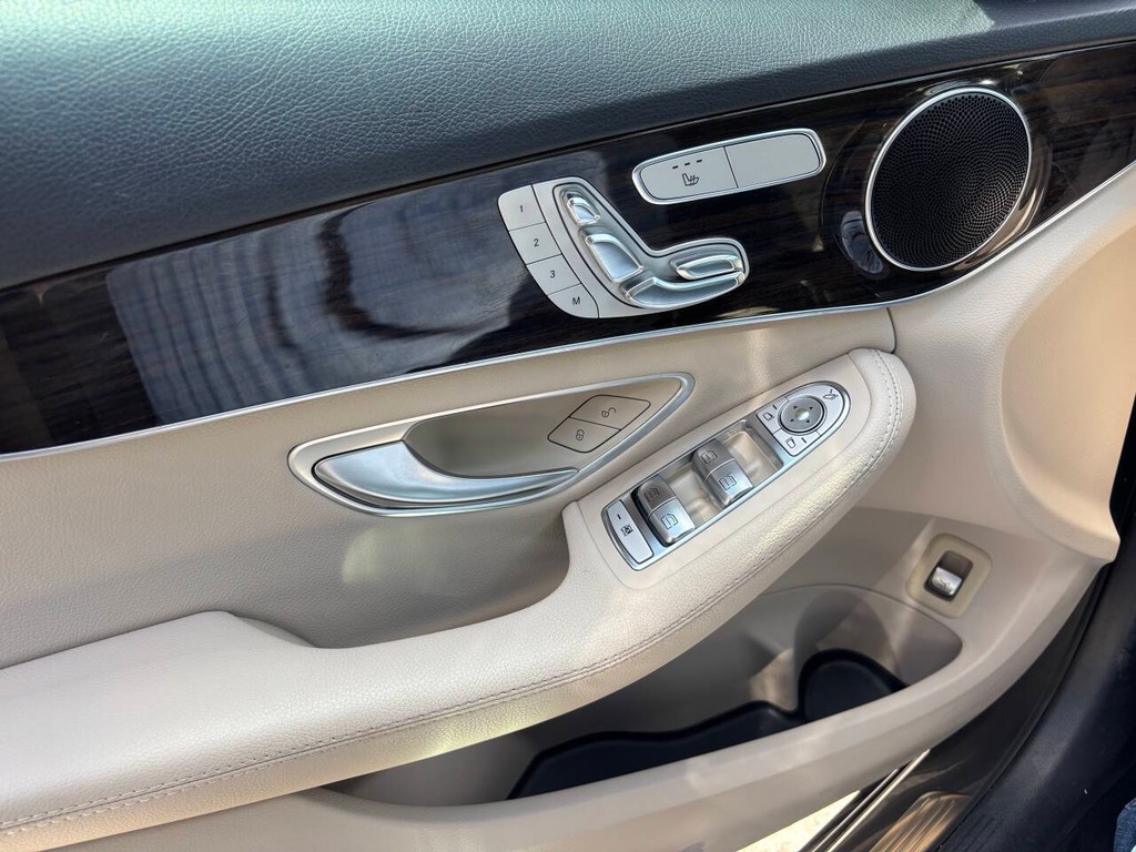 Mercedes-Benz C-Class Vehicle Full-screen Gallery Image 27