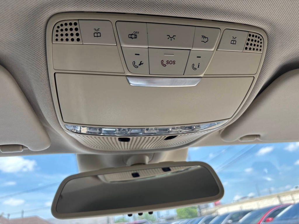 Mercedes-Benz C-Class Vehicle Full-screen Gallery Image 28