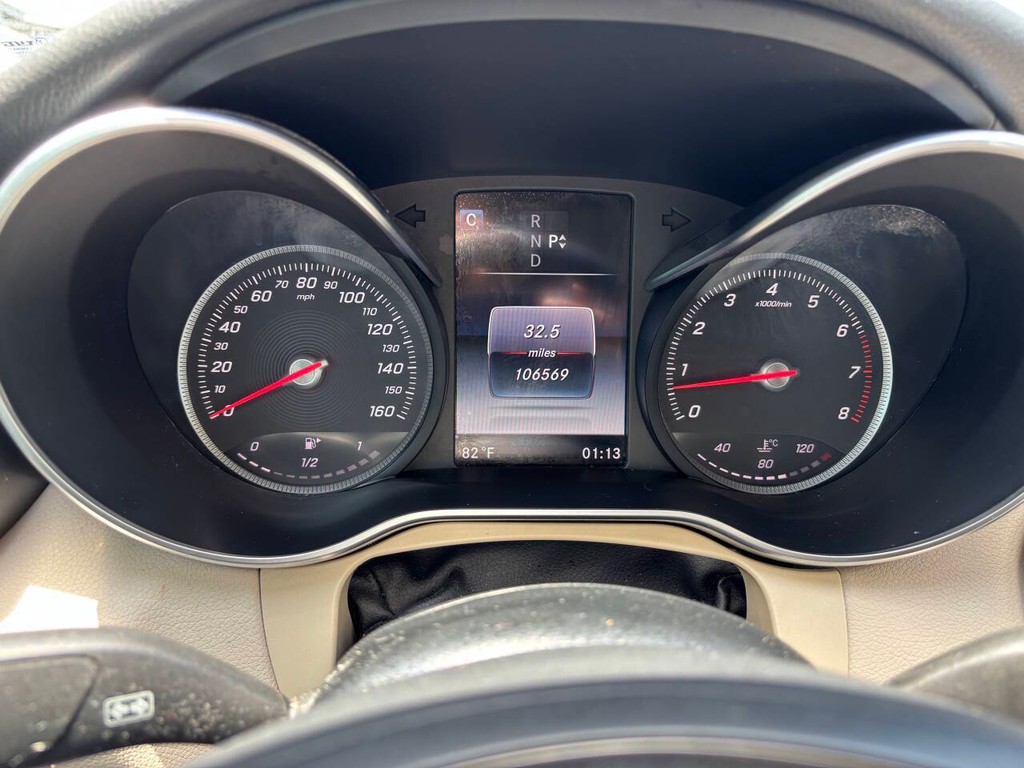 Mercedes-Benz C-Class Vehicle Full-screen Gallery Image 29