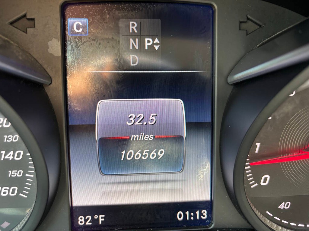 Mercedes-Benz C-Class Vehicle Full-screen Gallery Image 30