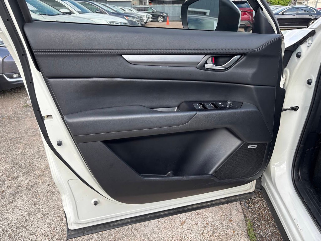 Mazda CX-5 Vehicle Full-screen Gallery Image 10