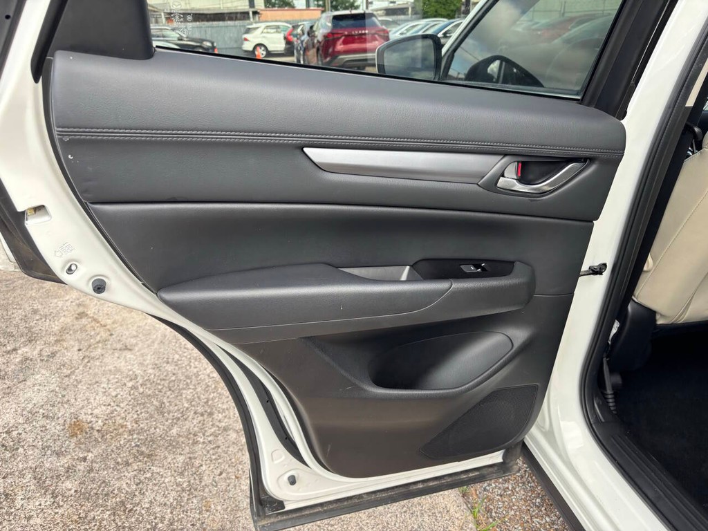 Mazda CX-5 Vehicle Full-screen Gallery Image 15