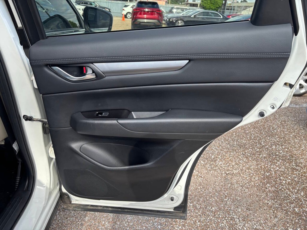 Mazda CX-5 Vehicle Full-screen Gallery Image 17