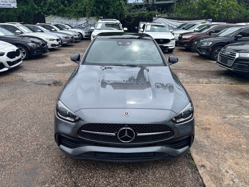 Mercedes-Benz C-Class Vehicle Full-screen Gallery Image 02