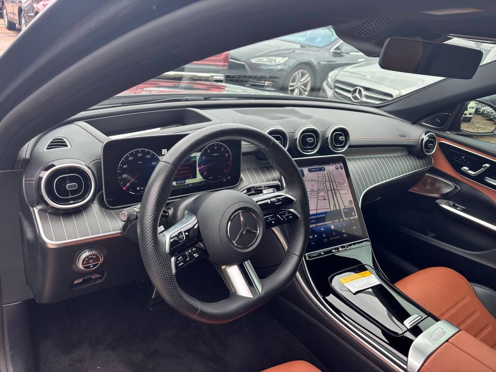 Mercedes-Benz C-Class Vehicle Full-screen Gallery Image 08