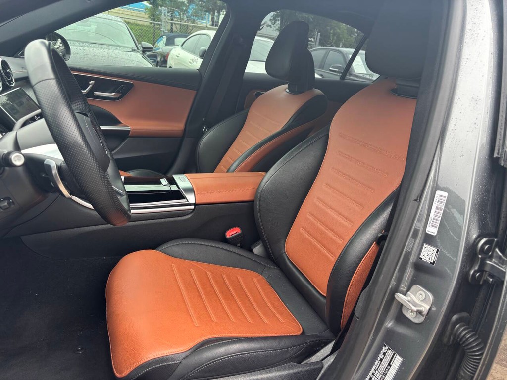 Mercedes-Benz C-Class Vehicle Full-screen Gallery Image 09