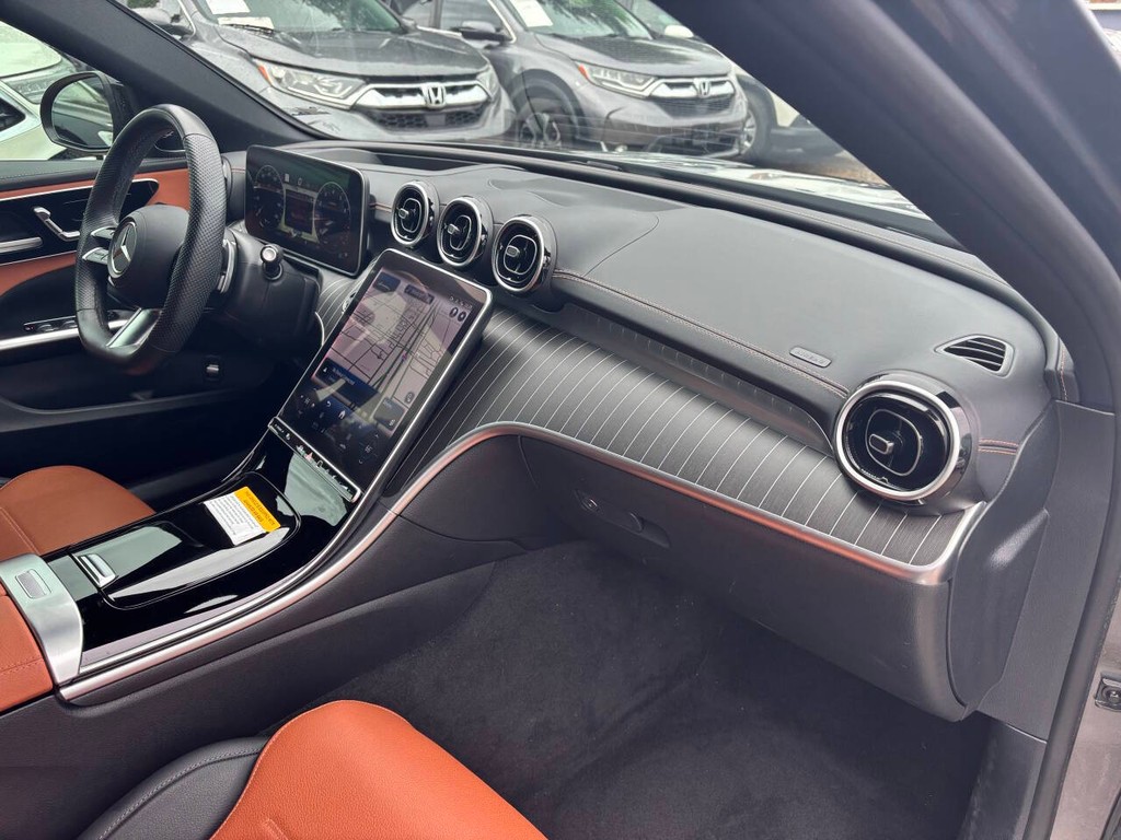 Mercedes-Benz C-Class Vehicle Full-screen Gallery Image 11