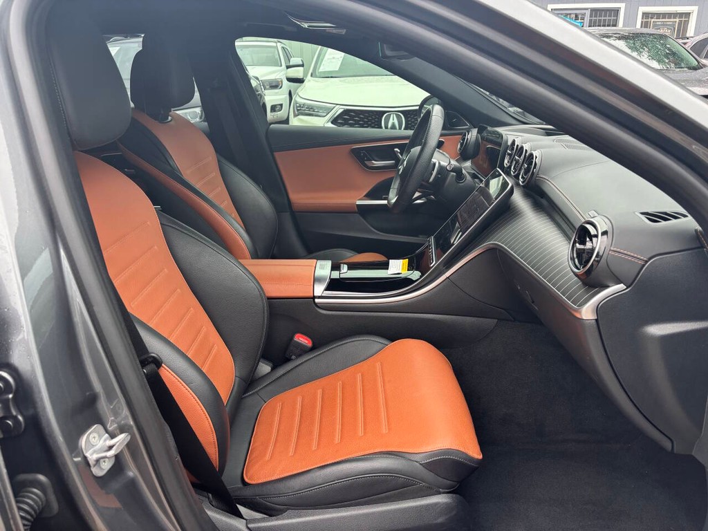 Mercedes-Benz C-Class Vehicle Full-screen Gallery Image 12