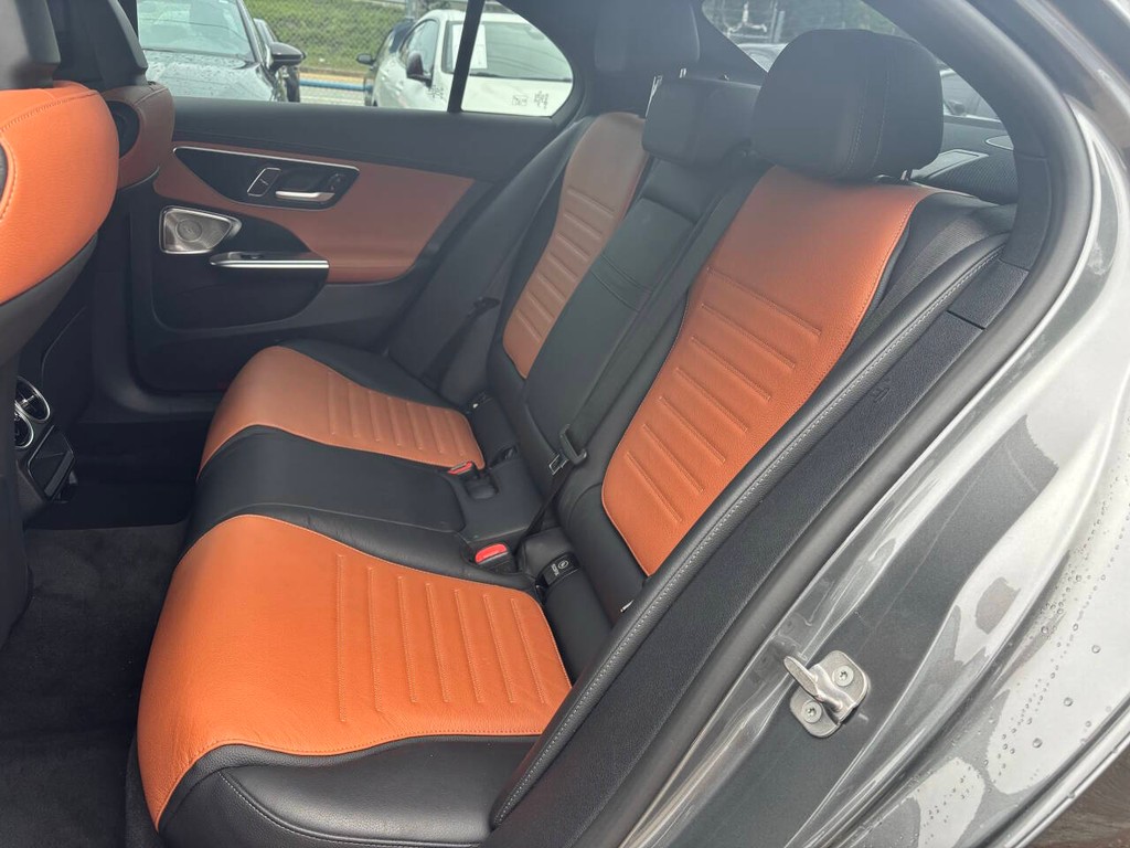 Mercedes-Benz C-Class Vehicle Full-screen Gallery Image 14