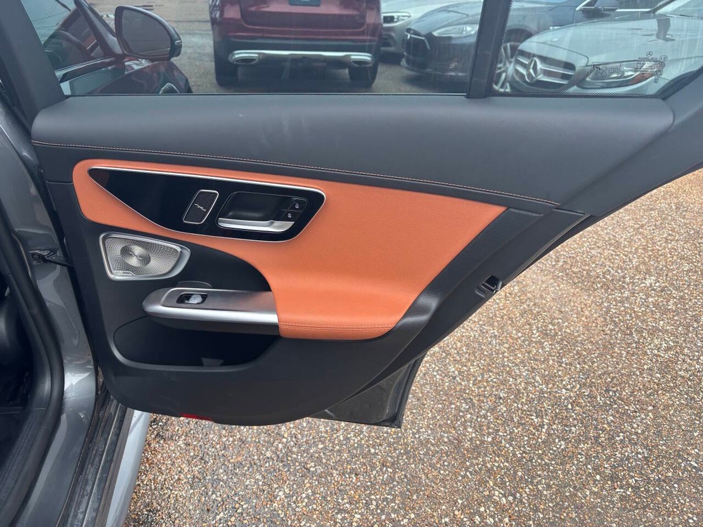 Mercedes-Benz C-Class Vehicle Full-screen Gallery Image 17