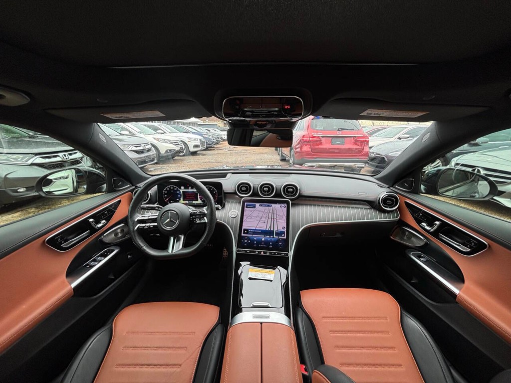 Mercedes-Benz C-Class Vehicle Full-screen Gallery Image 18