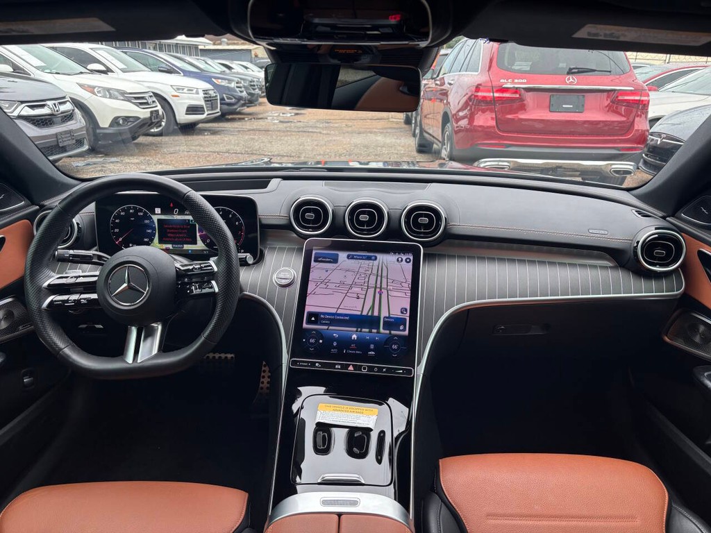 Mercedes-Benz C-Class Vehicle Full-screen Gallery Image 19