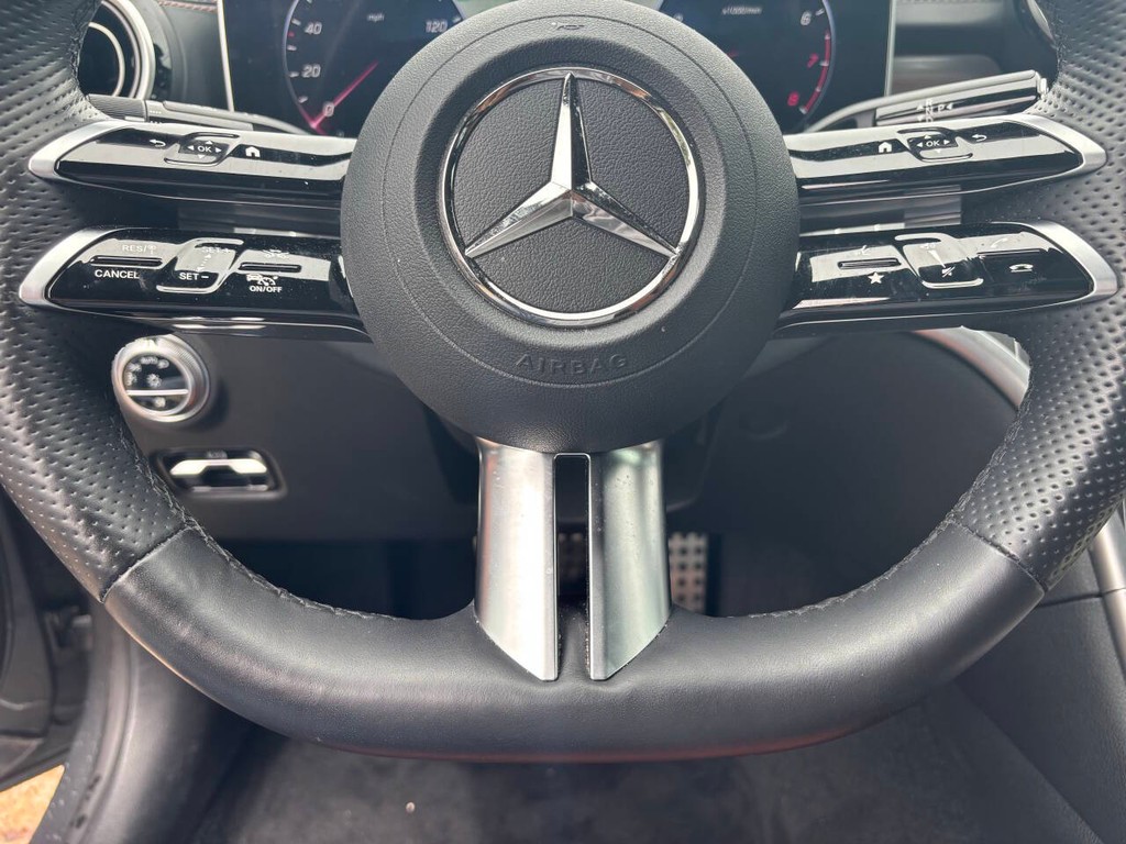 Mercedes-Benz C-Class Vehicle Full-screen Gallery Image 28