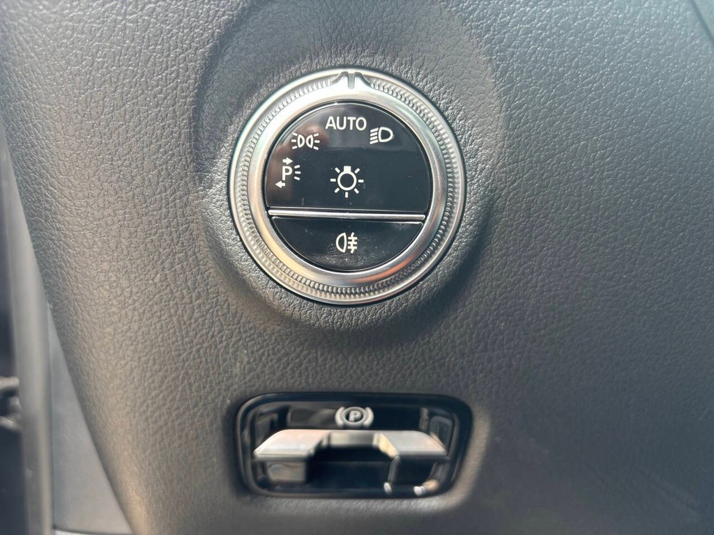 Mercedes-Benz C-Class Vehicle Full-screen Gallery Image 29