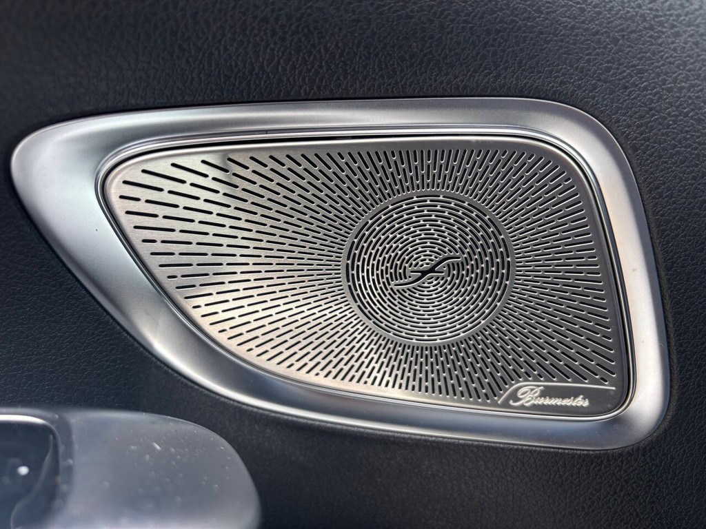 Mercedes-Benz C-Class Vehicle Full-screen Gallery Image 31