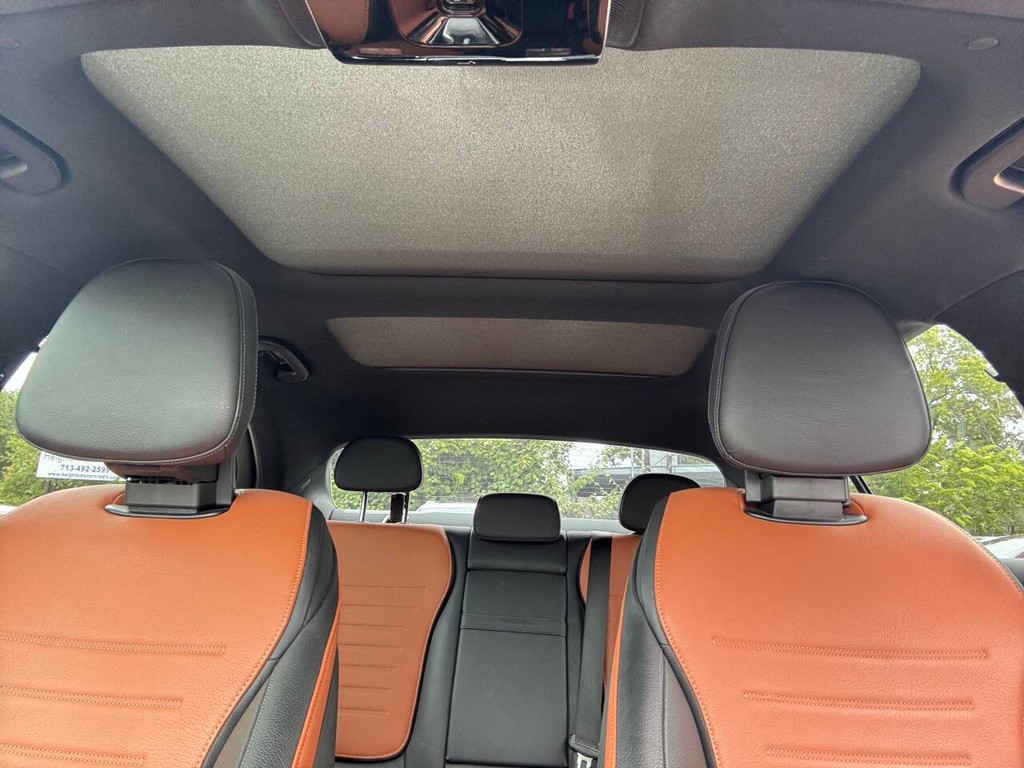 Mercedes-Benz C-Class Vehicle Full-screen Gallery Image 33