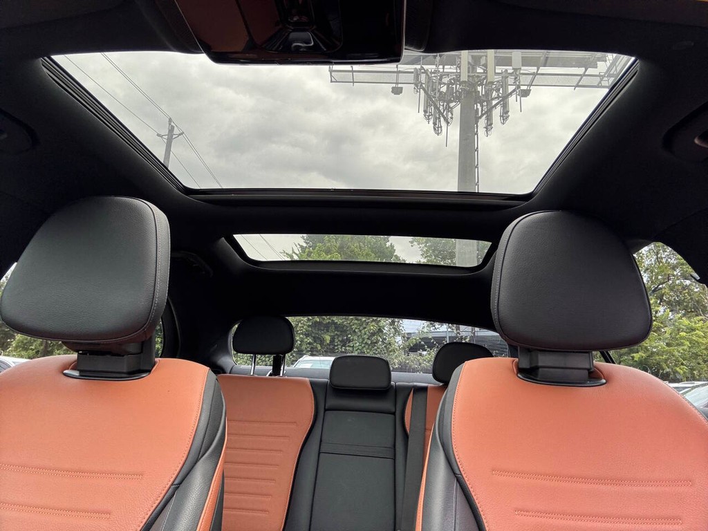 Mercedes-Benz C-Class Vehicle Full-screen Gallery Image 34