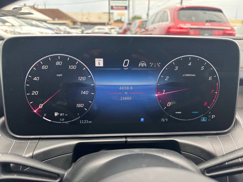 Mercedes-Benz C-Class Vehicle Full-screen Gallery Image 36