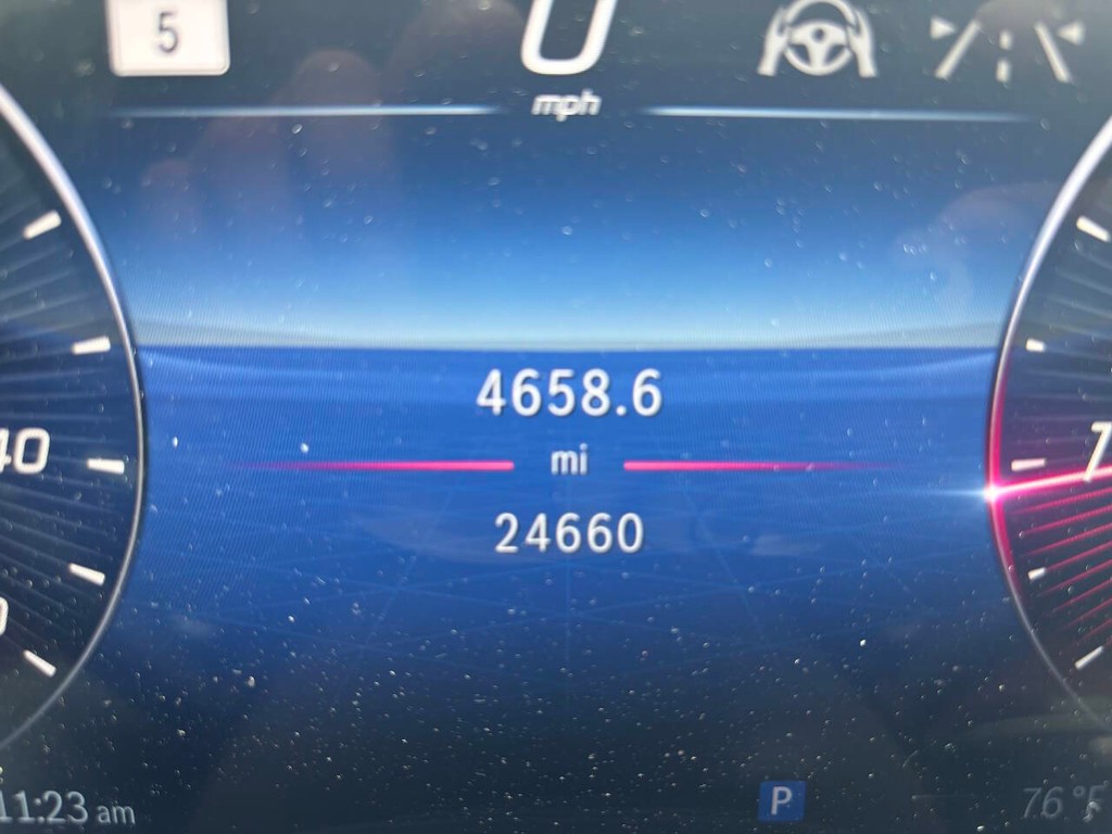Mercedes-Benz C-Class Vehicle Full-screen Gallery Image 37