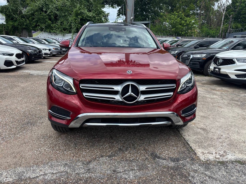 Mercedes-Benz GLC Vehicle Full-screen Gallery Image 03
