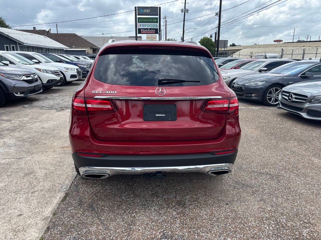Mercedes-Benz GLC Vehicle Full-screen Gallery Image 06