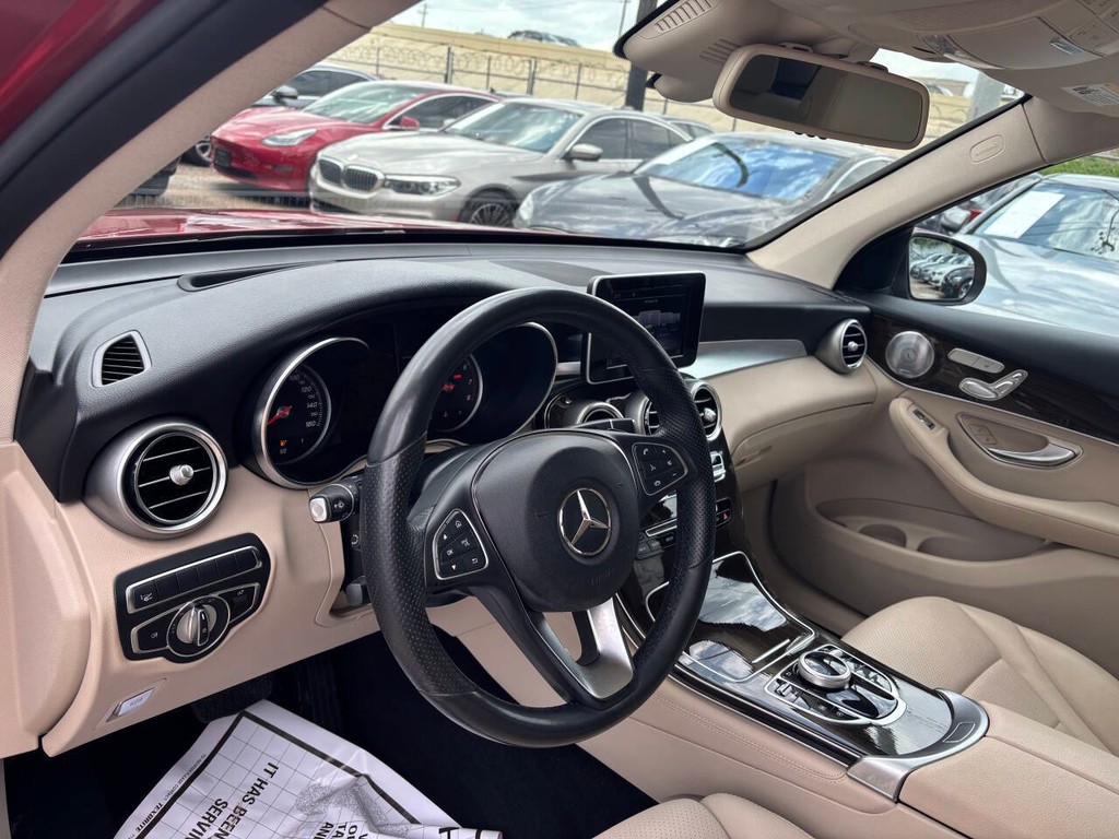 Mercedes-Benz GLC Vehicle Full-screen Gallery Image 08