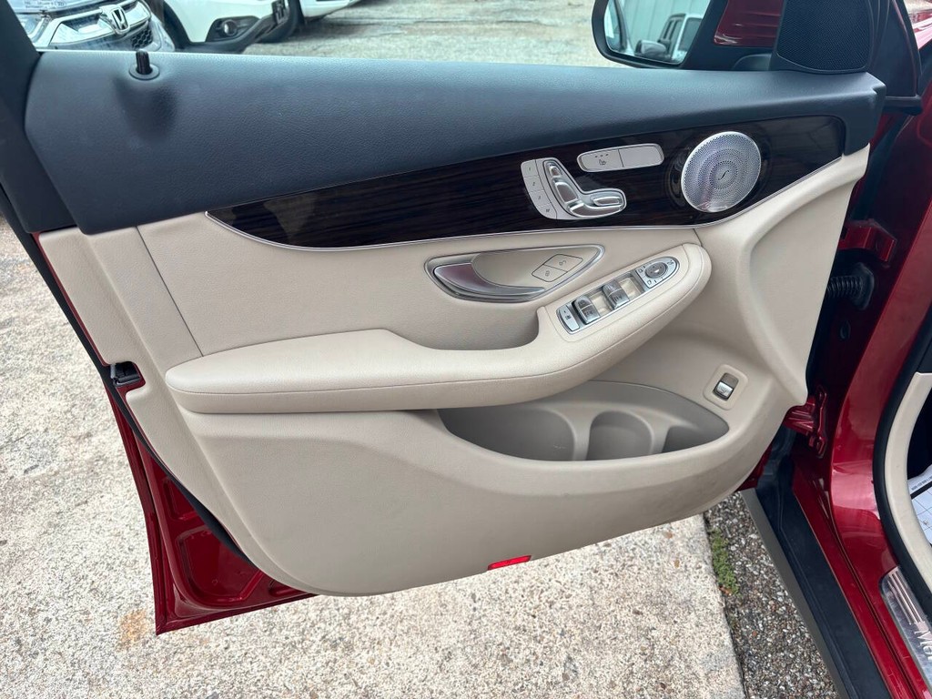 Mercedes-Benz GLC Vehicle Full-screen Gallery Image 10