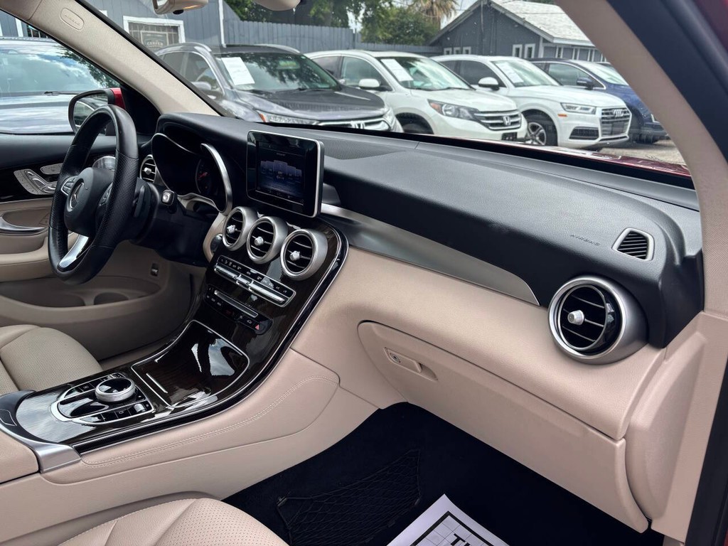 Mercedes-Benz GLC Vehicle Full-screen Gallery Image 11