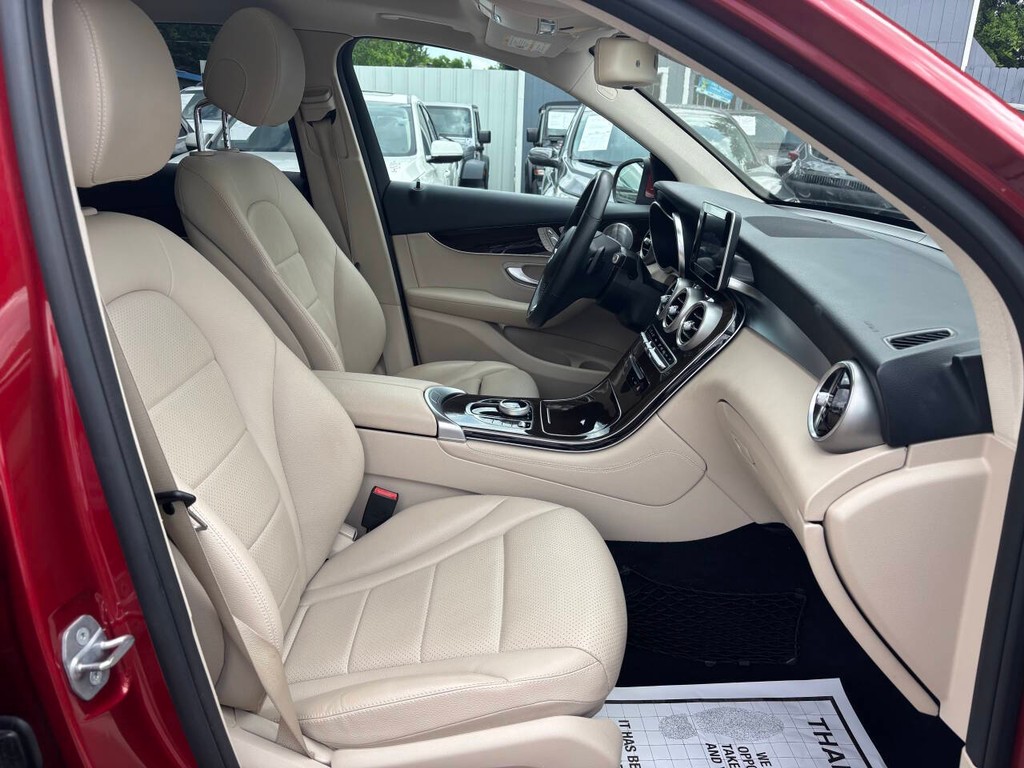 Mercedes-Benz GLC Vehicle Full-screen Gallery Image 12