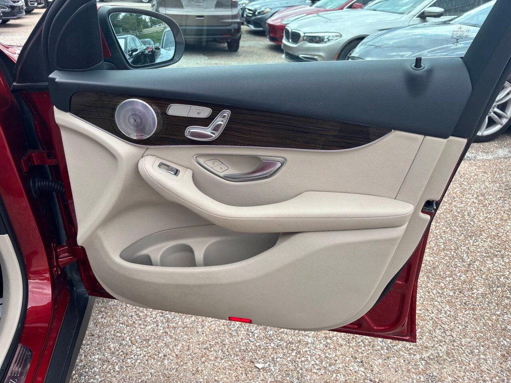 Mercedes-Benz GLC Vehicle Full-screen Gallery Image 13