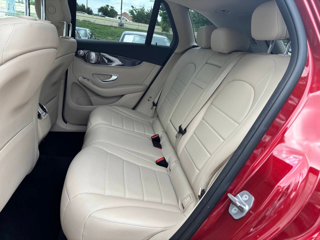 Mercedes-Benz GLC Vehicle Full-screen Gallery Image 14