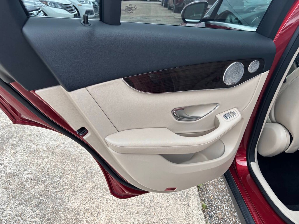 Mercedes-Benz GLC Vehicle Full-screen Gallery Image 15
