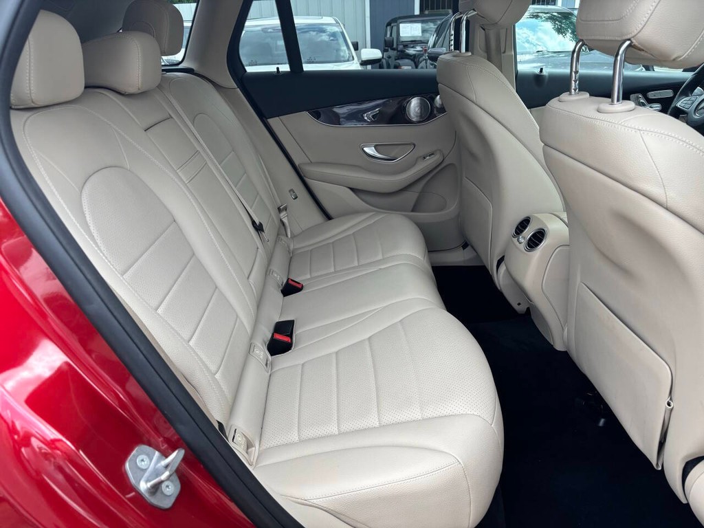 Mercedes-Benz GLC Vehicle Full-screen Gallery Image 16