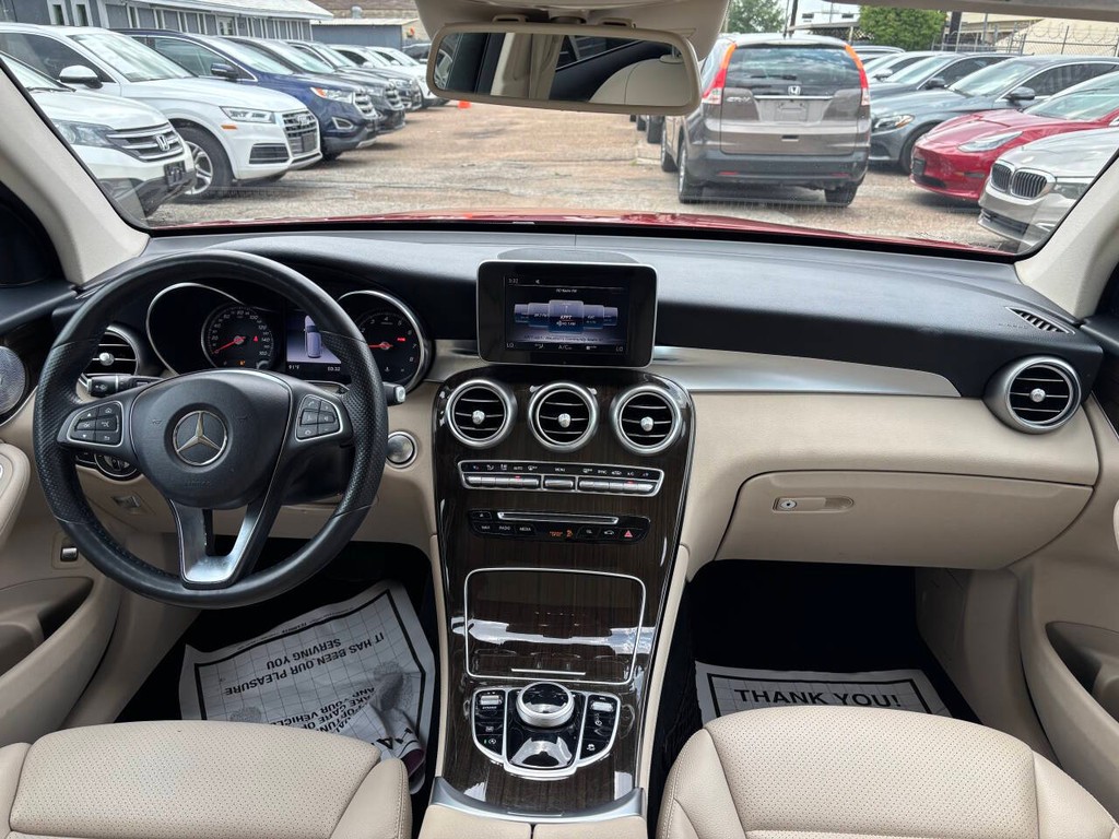 Mercedes-Benz GLC Vehicle Full-screen Gallery Image 18
