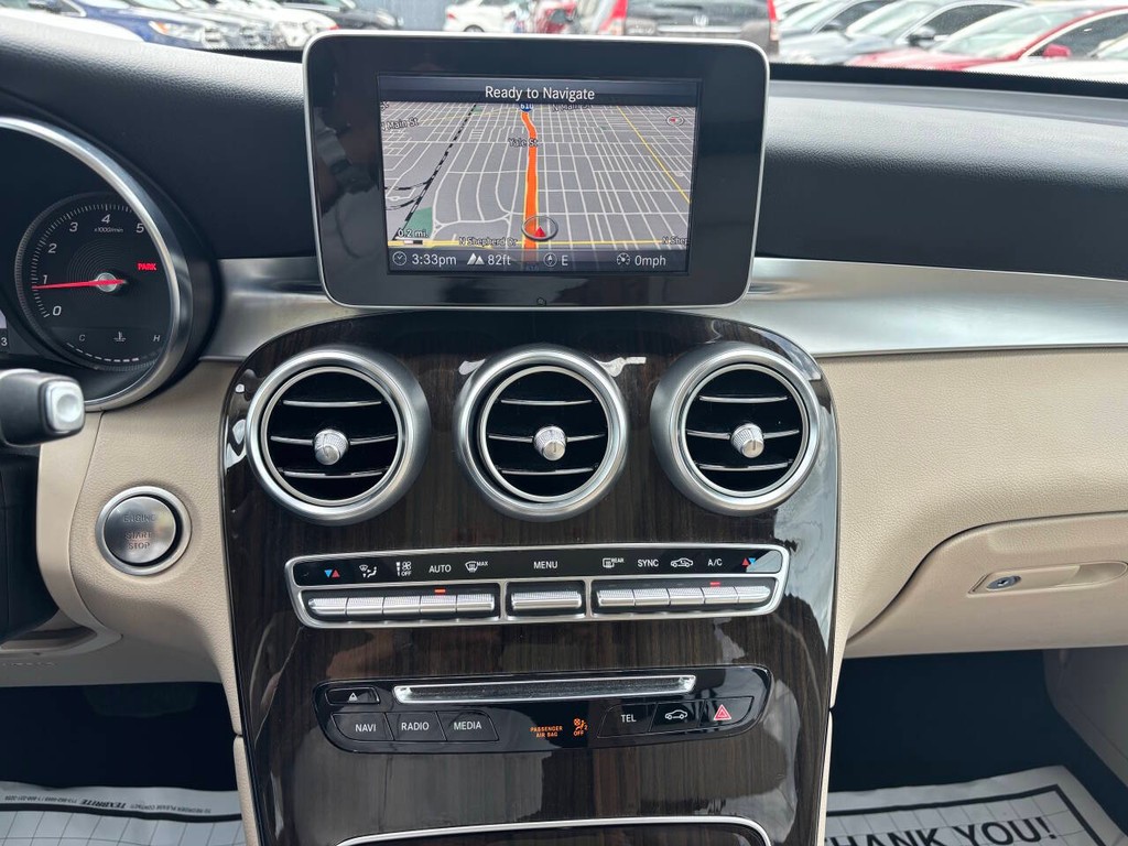 Mercedes-Benz GLC Vehicle Full-screen Gallery Image 19