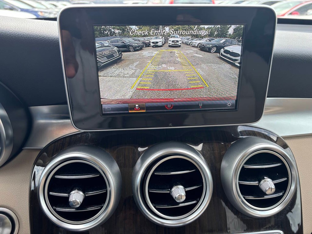 Mercedes-Benz GLC Vehicle Full-screen Gallery Image 20