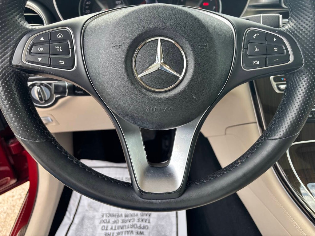Mercedes-Benz GLC Vehicle Full-screen Gallery Image 23