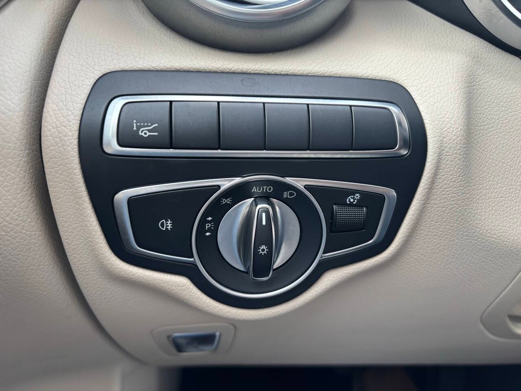 Mercedes-Benz GLC Vehicle Full-screen Gallery Image 24