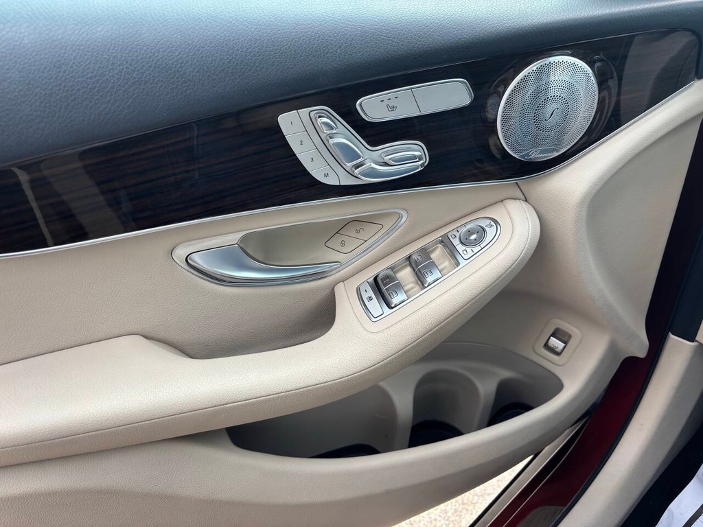 Mercedes-Benz GLC Vehicle Full-screen Gallery Image 25