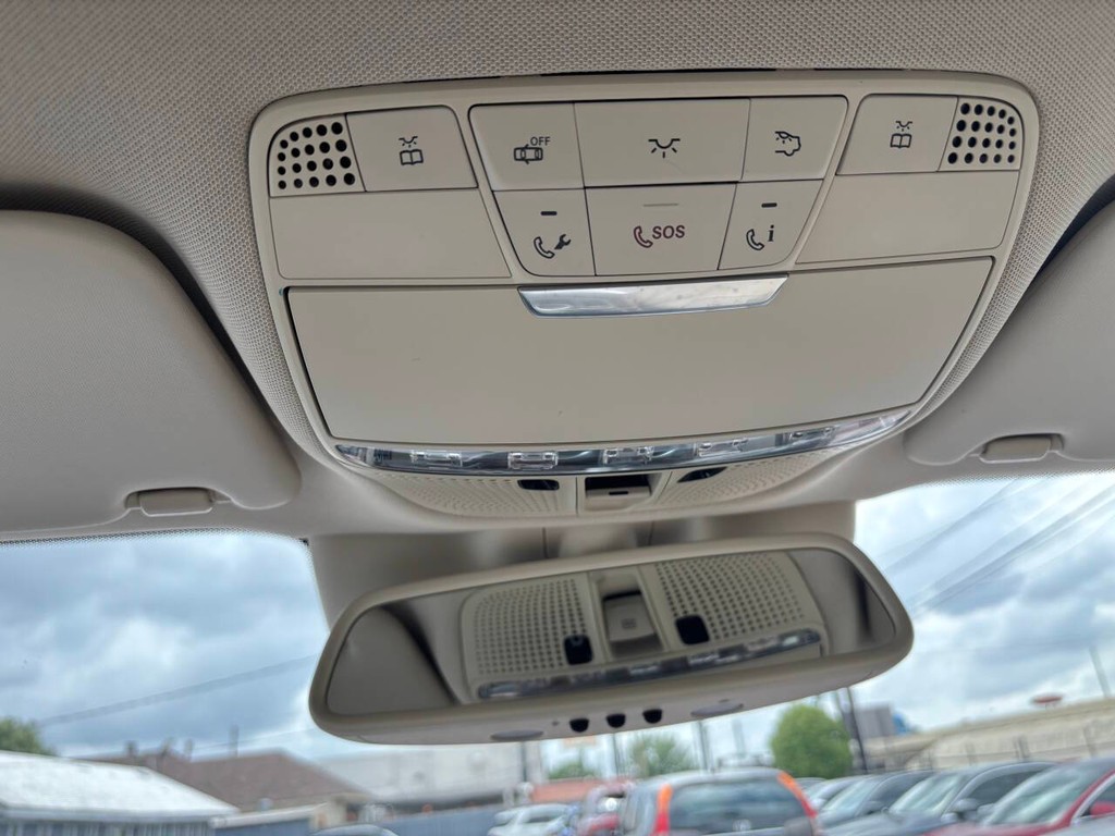 Mercedes-Benz GLC Vehicle Full-screen Gallery Image 26
