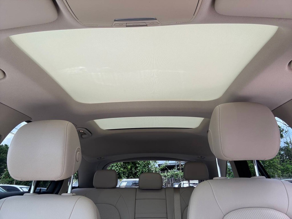 Mercedes-Benz GLC Vehicle Full-screen Gallery Image 27